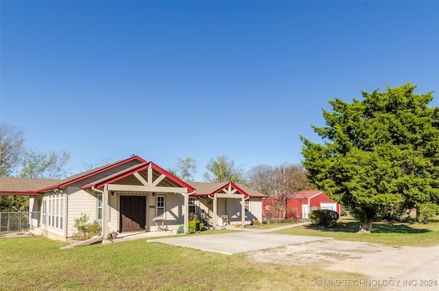 view of front facade with a front yard