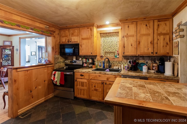 kitchen featuring backsplash, electric stove, sink, ornamental molding, and kitchen peninsula