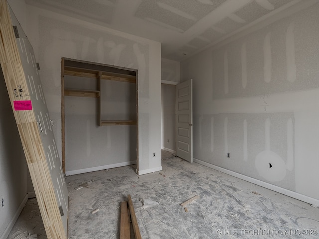 unfurnished bedroom featuring a closet