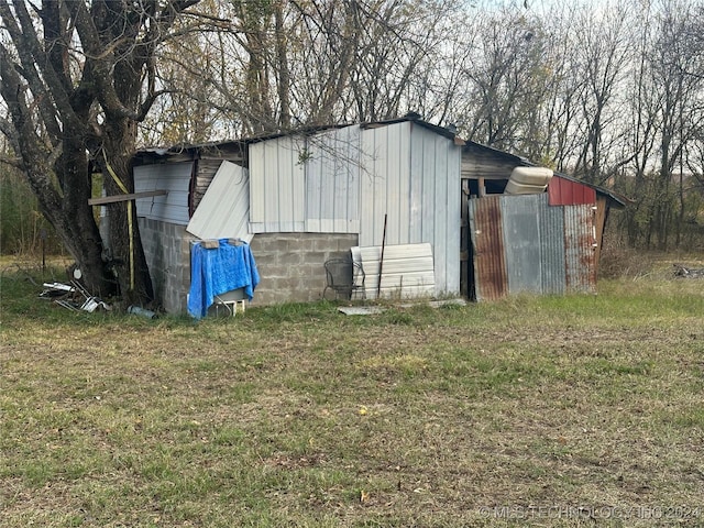 view of pole building featuring a lawn