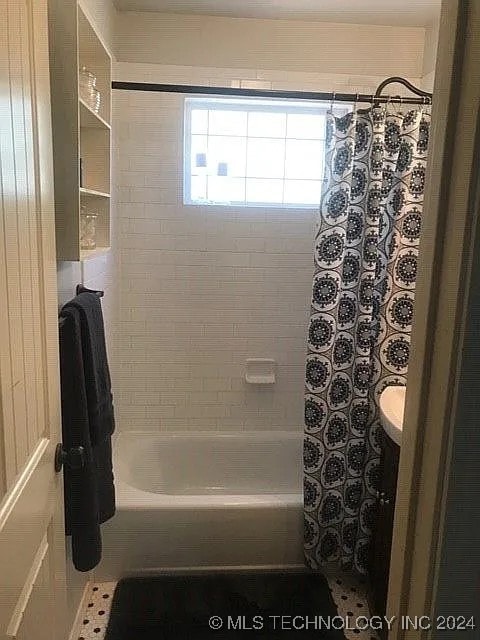 bathroom featuring shower / tub combo