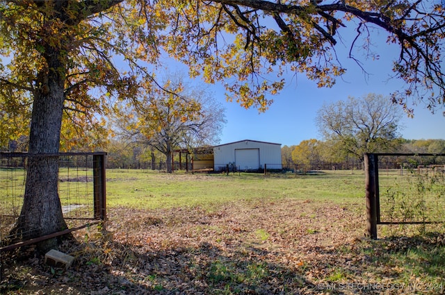 view of yard featuring an outbuilding