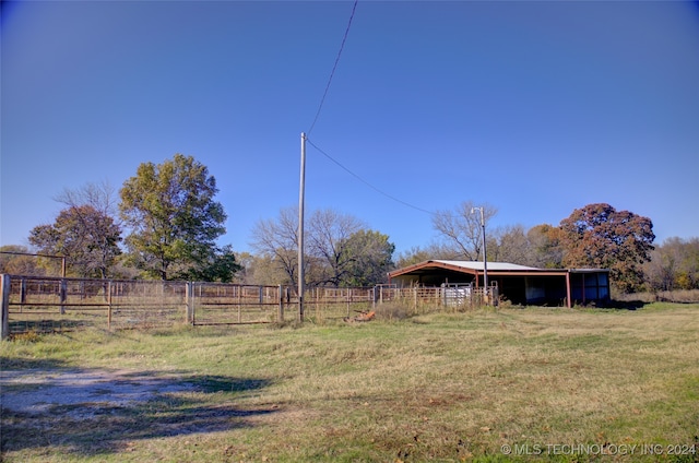 view of yard featuring a rural view