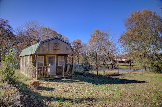 view of yard featuring an outdoor structure