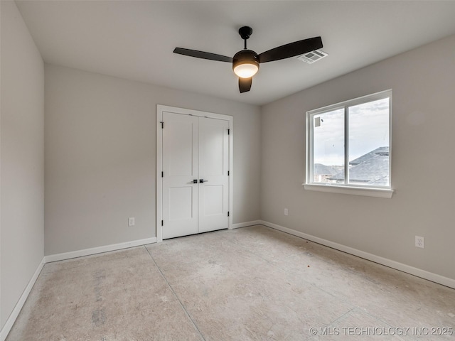 unfurnished bedroom featuring ceiling fan and a closet