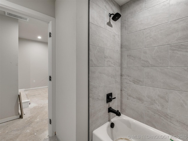 bathroom with tiled shower / bath combo