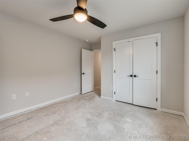 unfurnished bedroom featuring ceiling fan and a closet