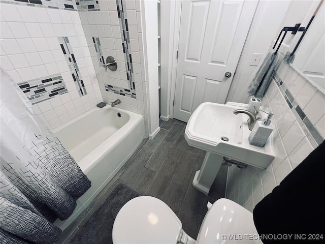 full bathroom with toilet, wood-type flooring, sink, and shower / tub combo with curtain