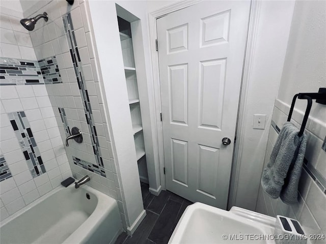 bathroom with tiled shower / bath