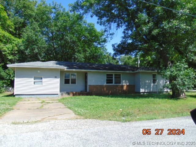 single story home with a front lawn