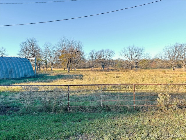 view of yard featuring a rural view