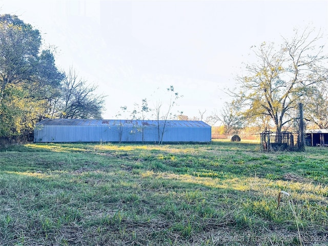 view of yard featuring an outdoor structure