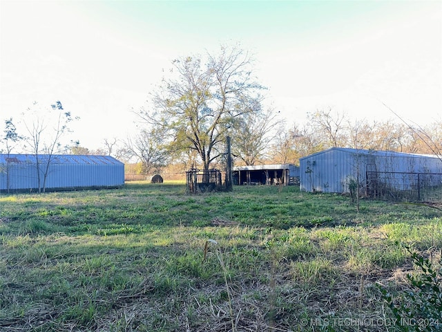 view of yard with an outdoor structure