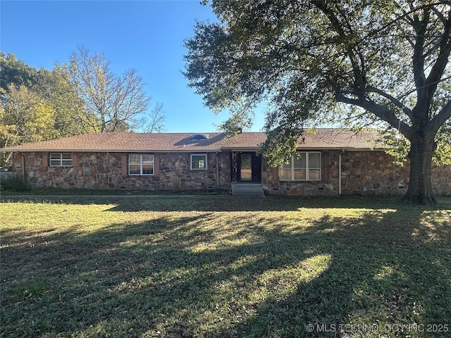 single story home with a front lawn