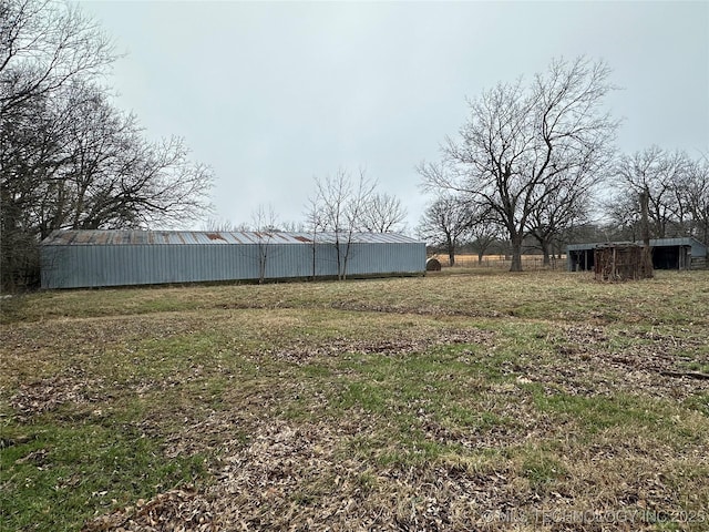 view of yard with an outdoor structure