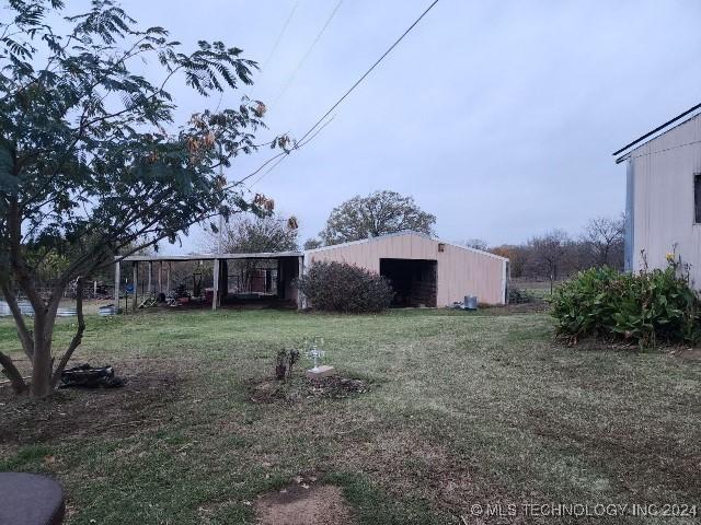 view of yard with an outbuilding