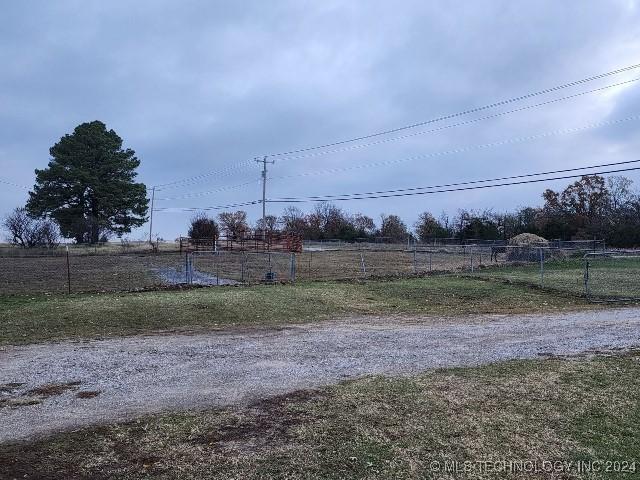 view of yard featuring a rural view