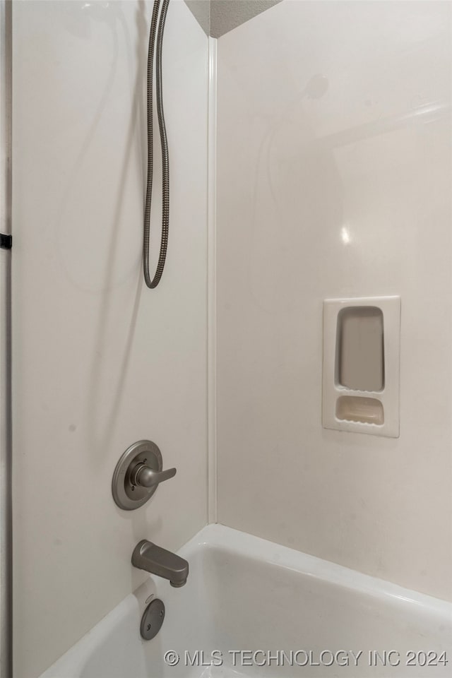 room details with tub / shower combination