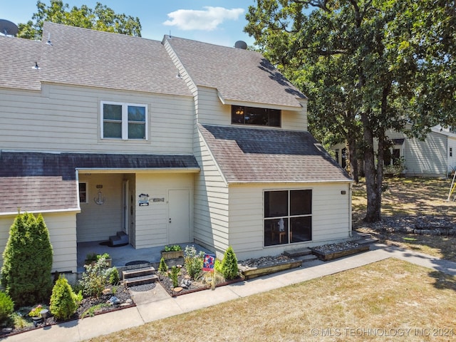 view of front property