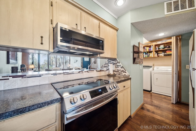 kitchen featuring crown molding, independent washer and dryer, a textured ceiling, appliances with stainless steel finishes, and dark hardwood / wood-style flooring