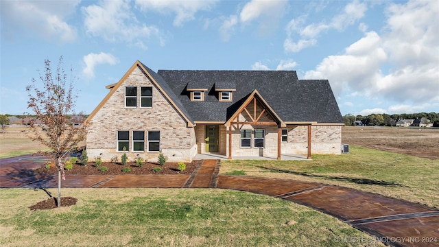 view of front of property featuring a front yard