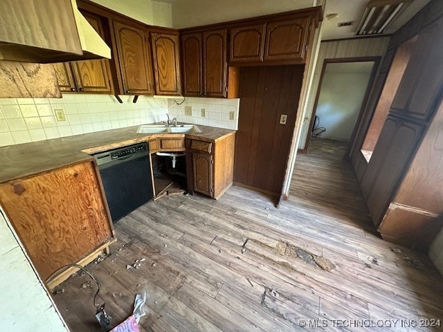 kitchen featuring dishwasher, backsplash, sink, light wood-type flooring, and range hood