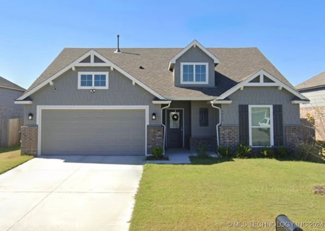 craftsman-style house featuring a front yard