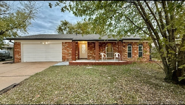 ranch-style house featuring a front lawn and a garage