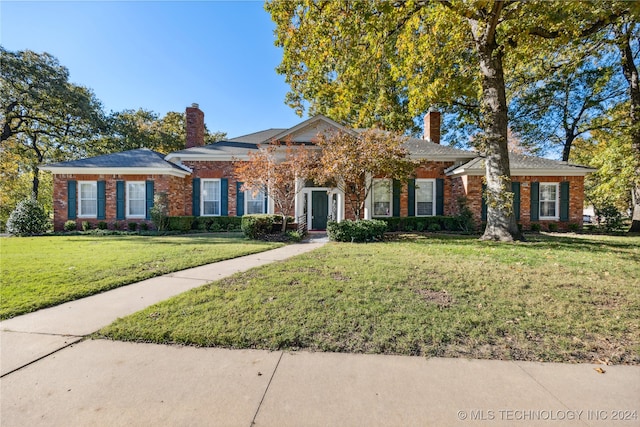 view of front of house featuring a front lawn