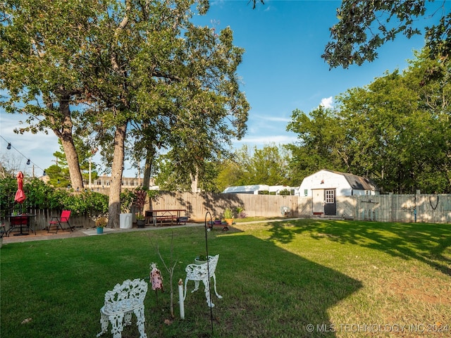 view of yard featuring an outdoor structure