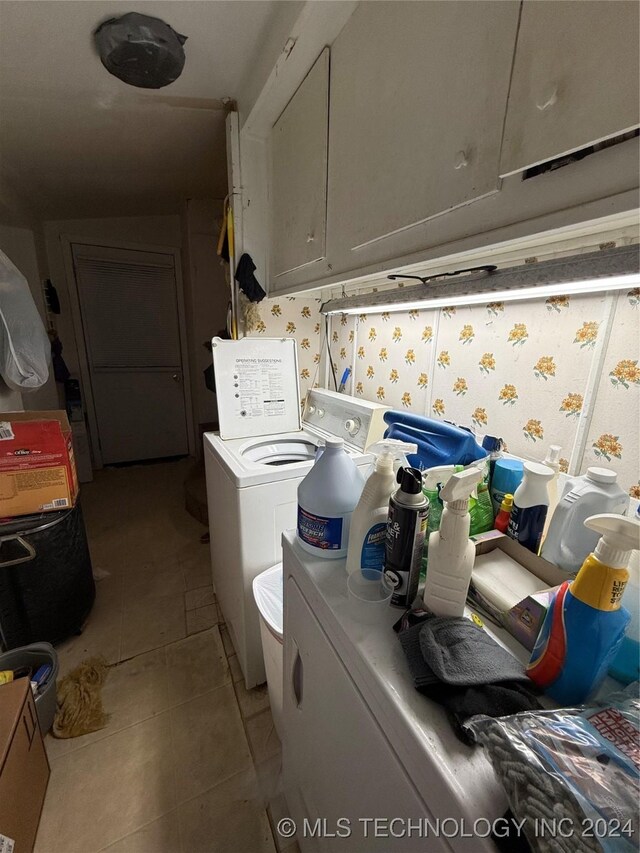 washroom with washer and clothes dryer and light tile patterned floors