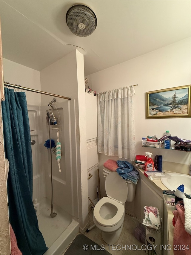 bathroom with a shower with shower curtain, vanity, and toilet