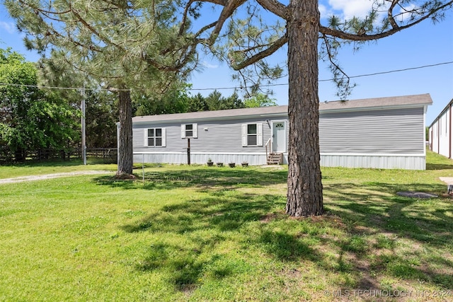 view of front of property featuring a front yard