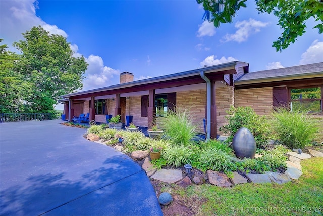 view of front of property