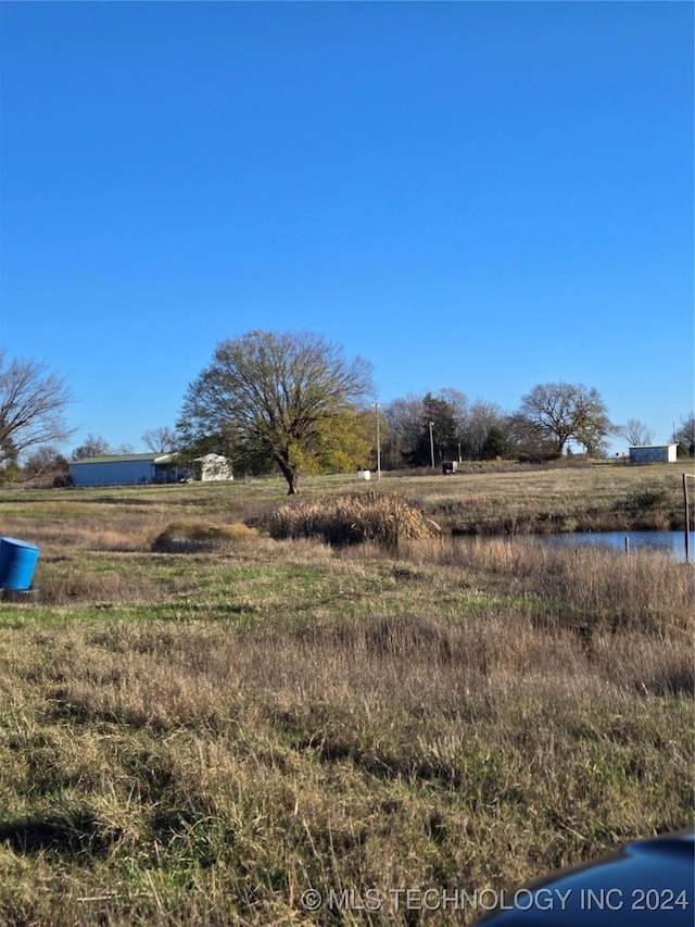 view of yard featuring a rural view