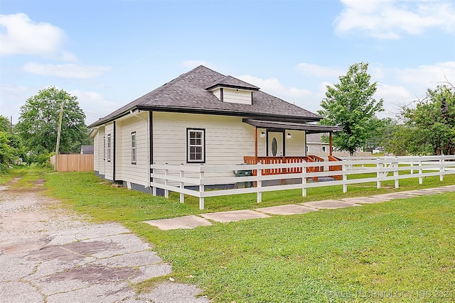 view of front facade with covered porch and a front yard