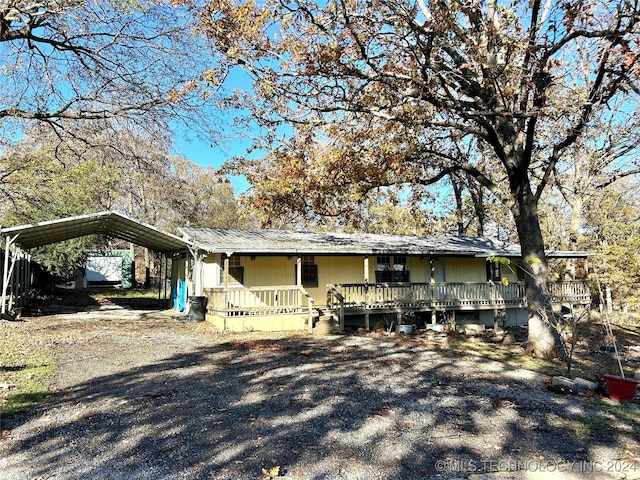 view of front facade featuring a carport and covered porch