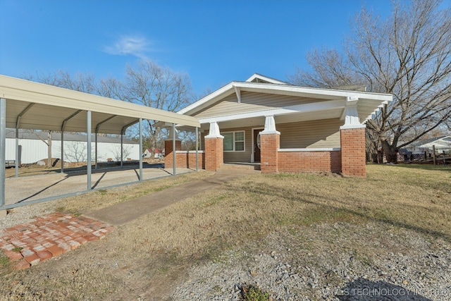 view of front facade featuring a front yard and covered porch