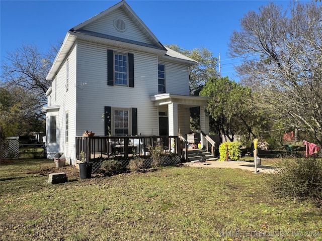 view of front facade featuring a front lawn