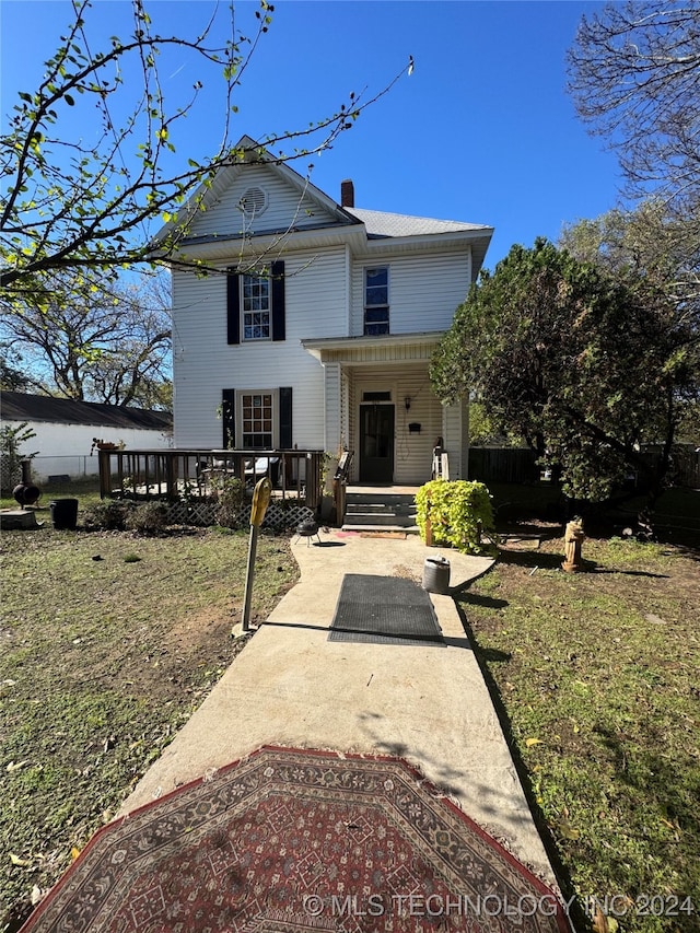 view of front facade with a front lawn