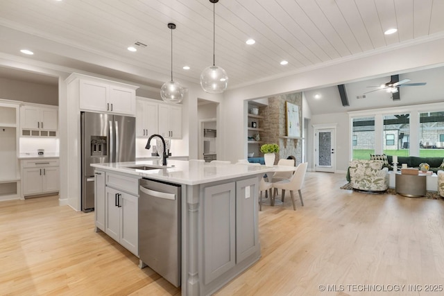 3908 S Elder Blvd, Broken Arrow, OK 74012 - kitchen featuring stainless steel appliances, open floor plan, light wood-type flooring, an island with sink, and light countertops