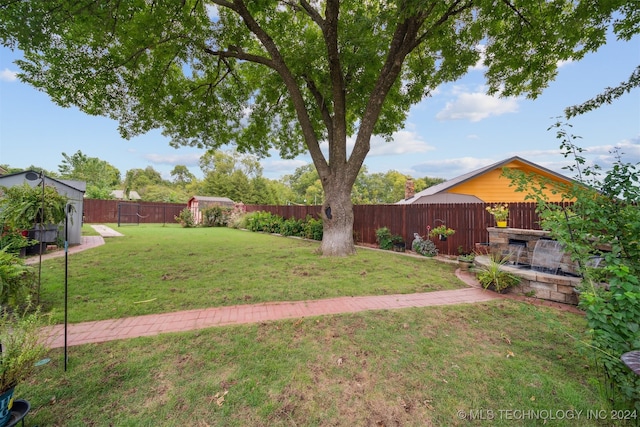 view of yard featuring a storage shed