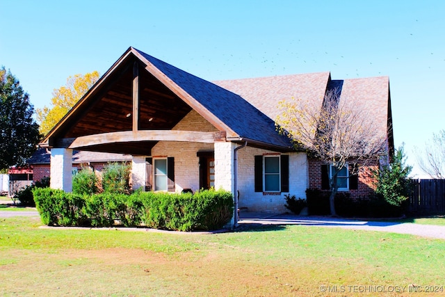 view of front of house featuring a front yard