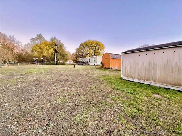 view of yard featuring an outdoor structure