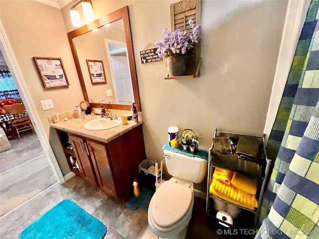 bathroom with a shower with curtain, vanity, and toilet