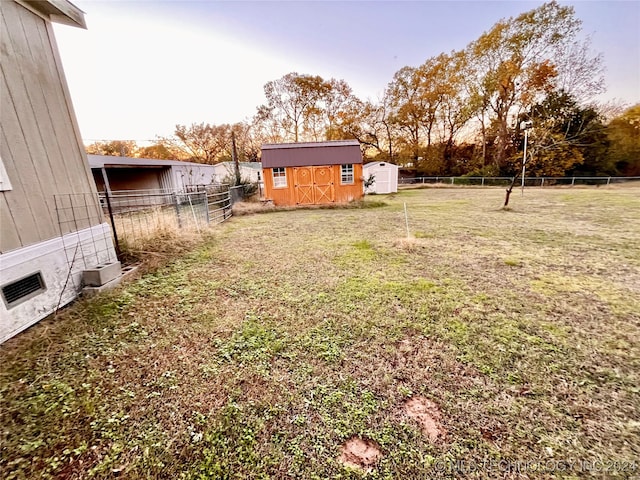 view of yard featuring a storage shed