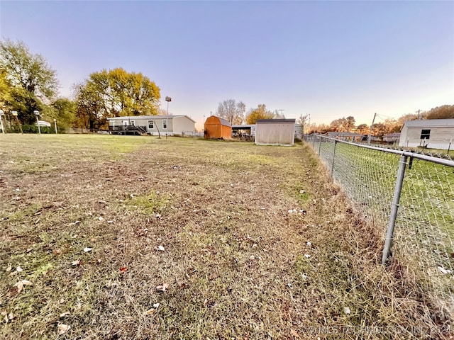 view of yard featuring an outbuilding