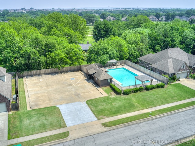 view of swimming pool with a yard