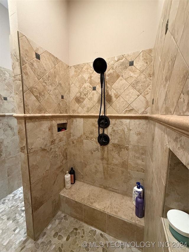 bathroom featuring tiled shower