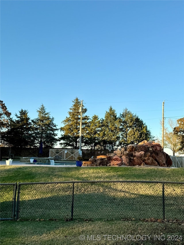 view of front facade featuring a front yard